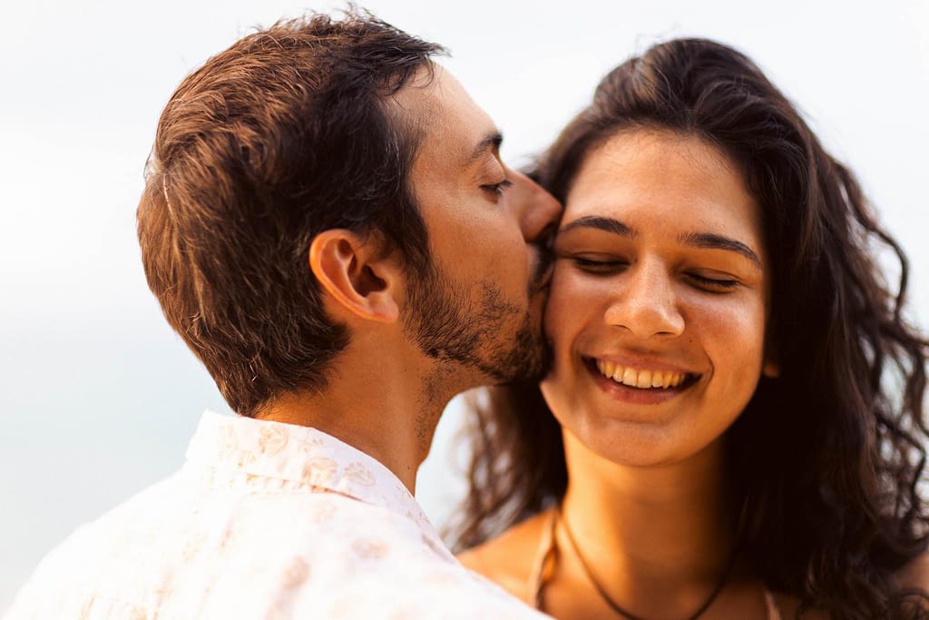 photographe pour couple amoureux sur la plage