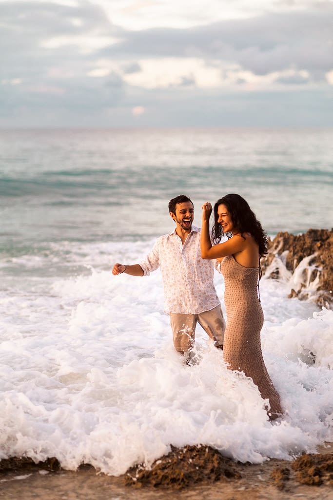 photographe pour couple amoureux sur la plage
