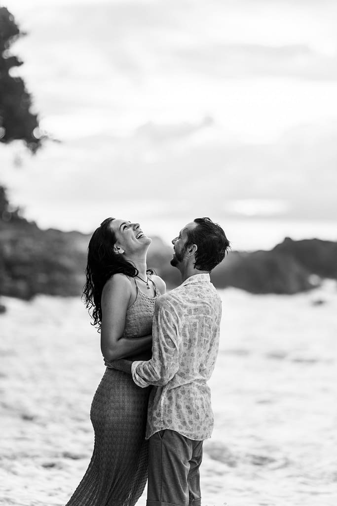 photographe pour couple amoureux sur la plage