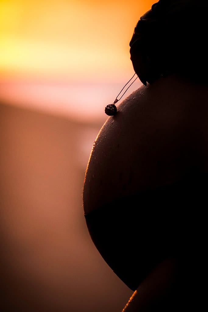 Ventre et bola de grossesse pendant un shooting maternité en Guadeloupe